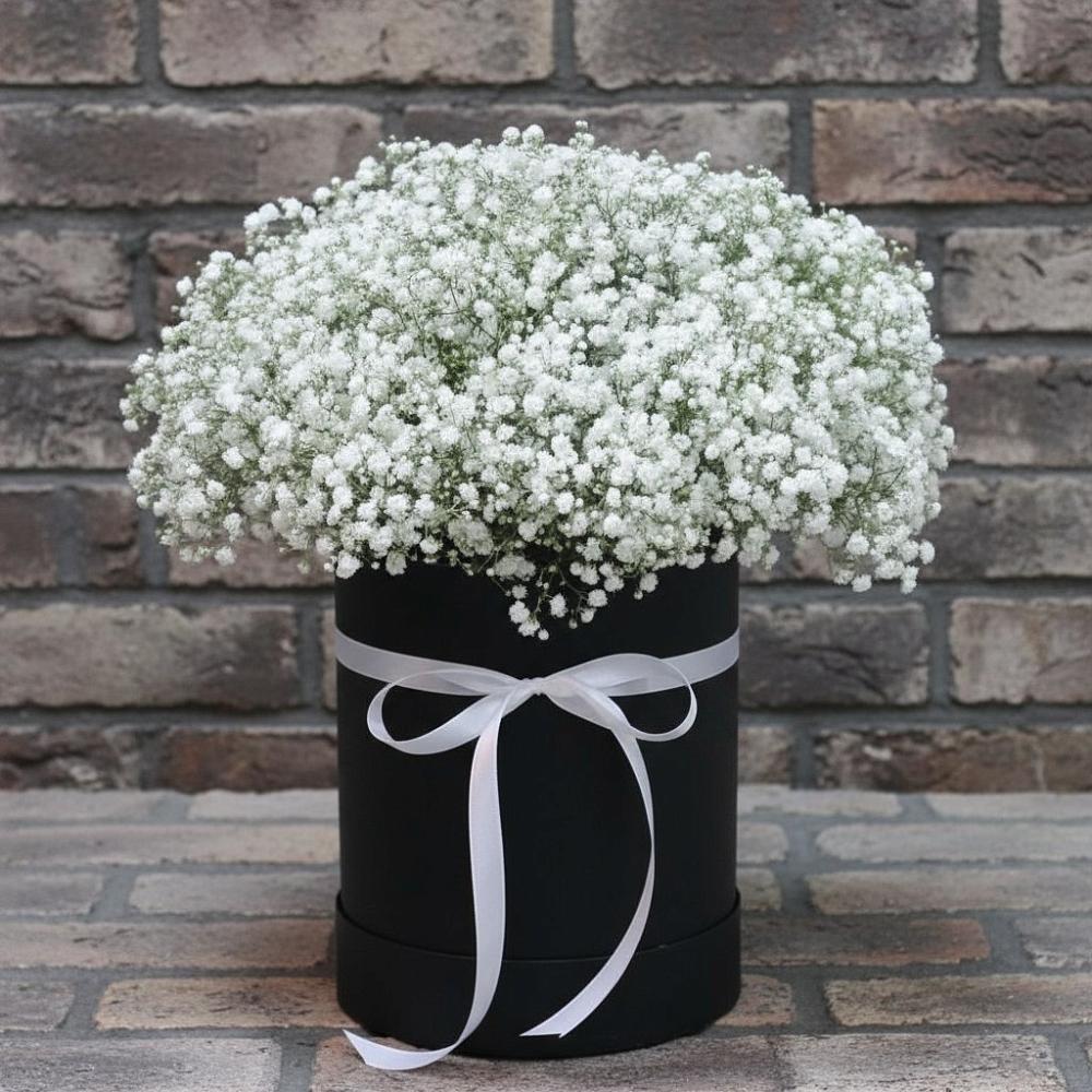 Цветочная композиция из Гипсофила в шляпной коробке в Жостово