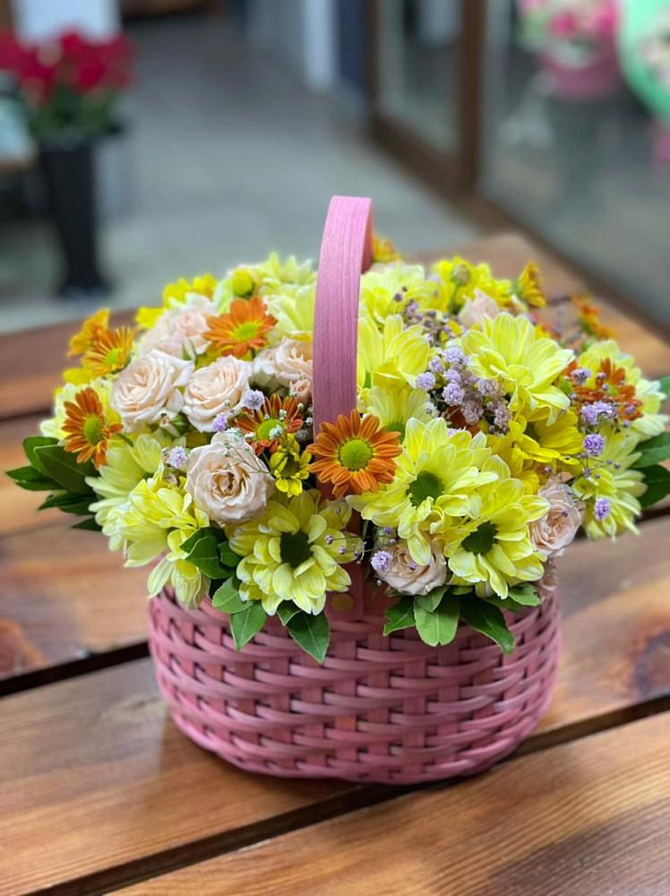Цветочная композиция из Хризантемы и Розы в корзине в Жостово