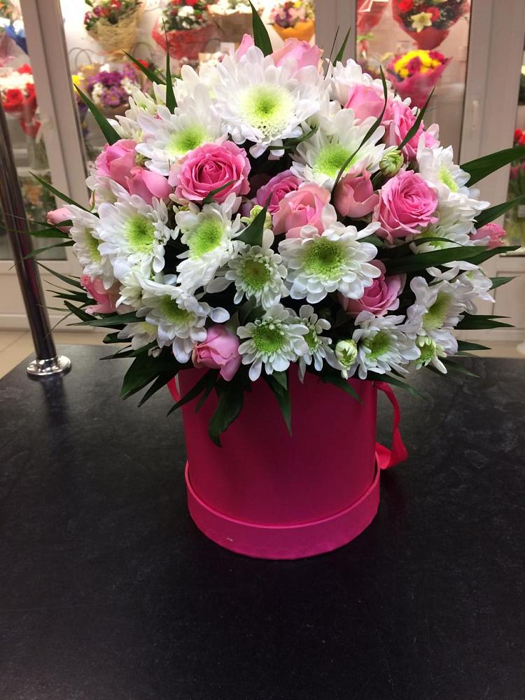 Цветочная композиция из Розы и Хризантемы в шляпной коробке в Жостово