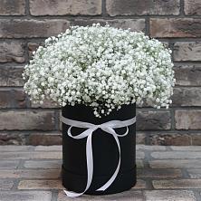 Цветочная композиция из Гипсофила в шляпной коробке в Жостово