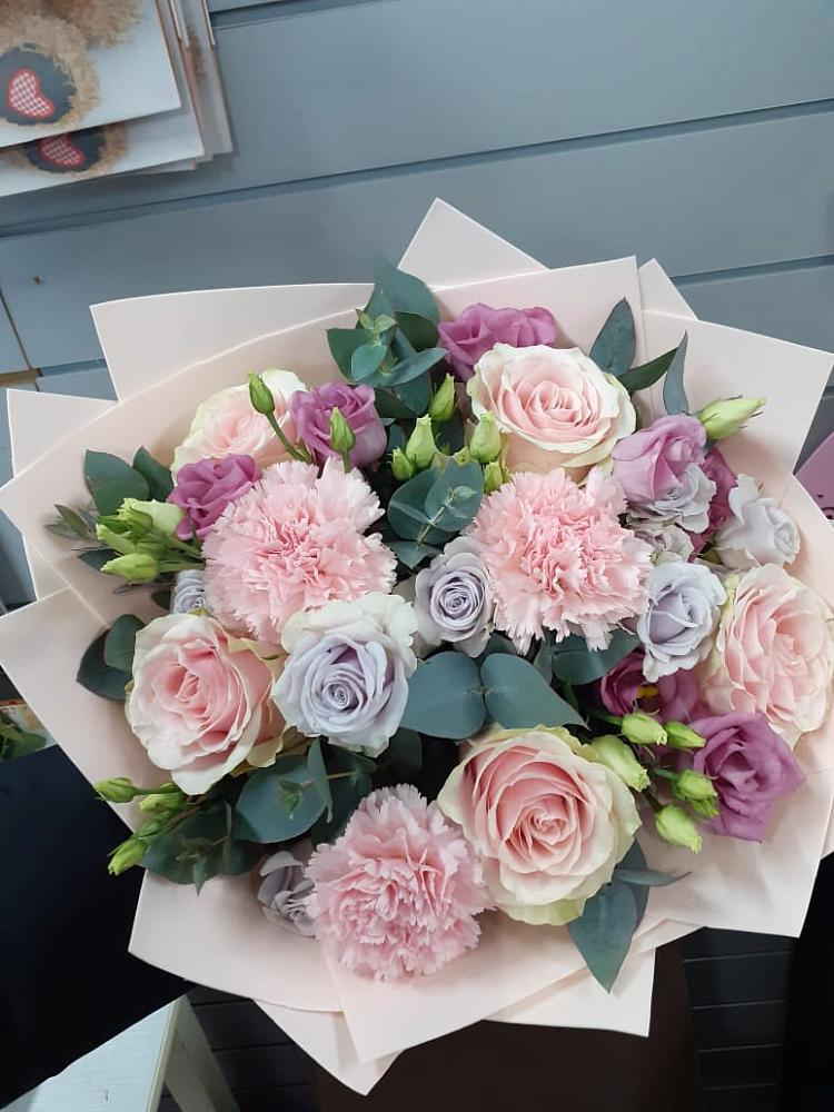 Букет цветов из: Розы, Гвоздики и Лизиантусы в Жостово